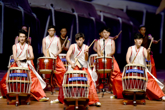 삼성생명과 사단법인 세로토닌문화는 22일 서울 서초구 소재 국립국악원 예악당에서 '제5회 사람, 사랑 드럼페스티벌'을 개최했다. 이날 대상을 수상한 복현중학교 학생들이 공연을 하고 있다. 삼성생명 제공
